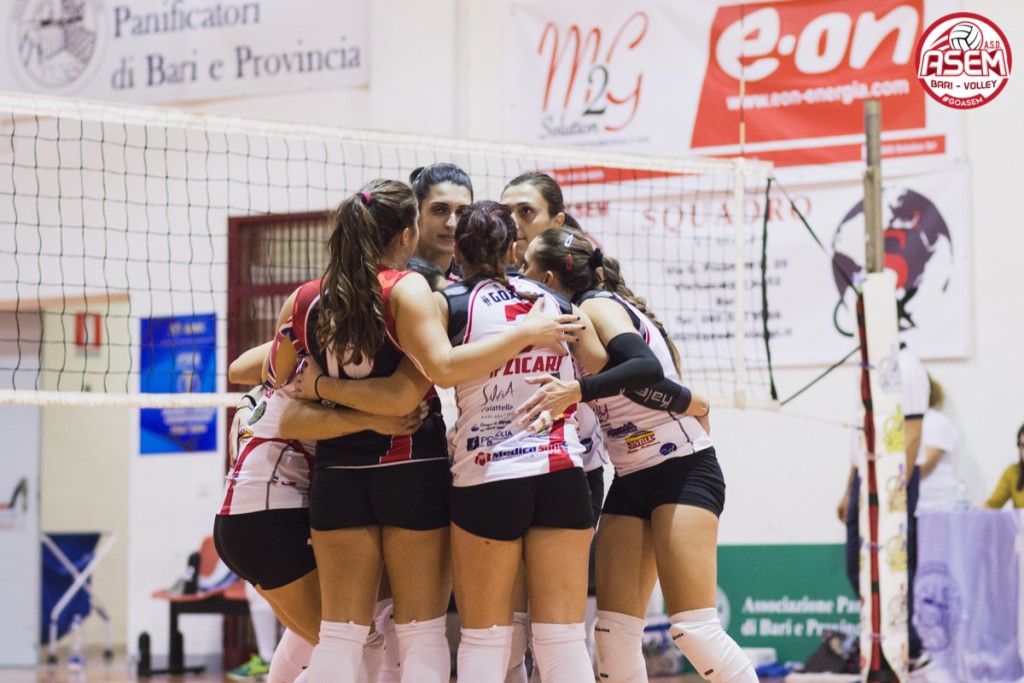 Esultanza di squadra nel derby (Foto Rosaria Loiacono)