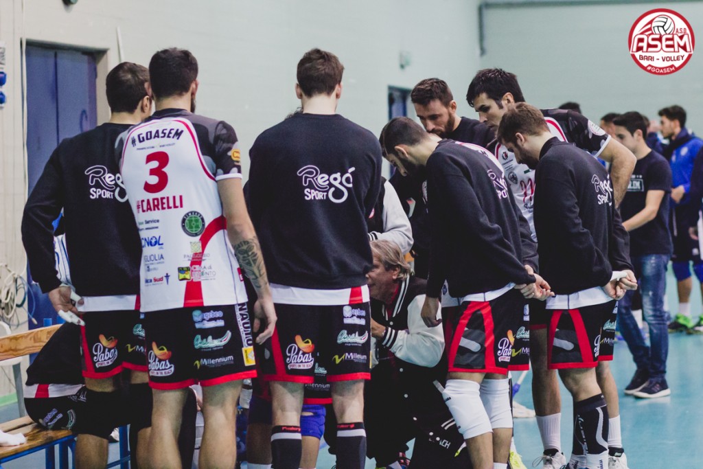 Un time out di mister Cavalera (Foto R. Loiacono)